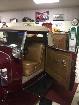 1932 Cadillac Roadster C1316-Int 01.jpg