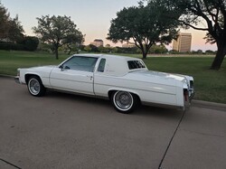 1980 Fleetwood Brougham White-Red - Exterior(2).jpg