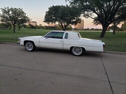1980 Fleetwood Brougham White-Red - Exterior(3).jpg
