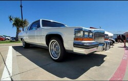 1980 Fleetwood Brougham White-Red - Exterior(4).jpg